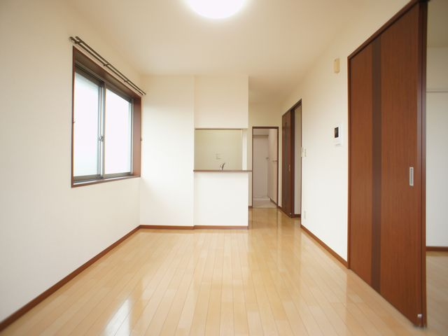 【居間・リビング】 | ヴィルシャッツ | 会話をしながらお料理できる人気の対面キッチンです♪