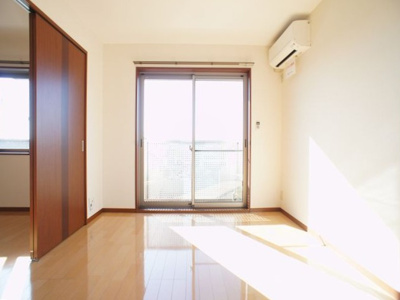 【居間・リビング】 | ヴィルシャッツ | 快適に過ごせるエアコンが付いています♪