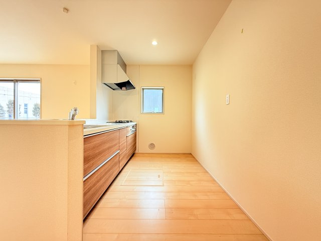 小美玉市上玉里第2　新築戸建　1号棟のキッチン|家族とのコミュニケーションや小さいお子さんの様子を見守りながら安心して料理ができます。洗練されたスタイリッシュなデザインと使い勝手を追求した設備、豊富な収納力も大満足です。