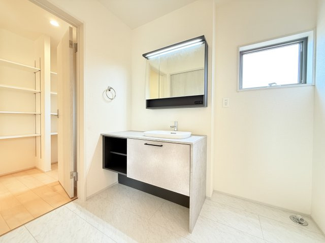小美玉市上玉里第2　新築戸建　1号棟の独立洗面台|収納力と機能性に優れたお手入れラクラクのゆったりとした洗面台で、朝の忙しい時間でも身支度準備がスムーズです。
