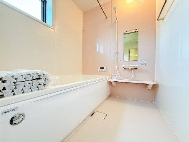 小美玉市上玉里第2　新築戸建　1号棟の浴室|浴室暖房乾燥機付きで冬場のお風呂もあったか快適！乾燥モードを使えば浴室内で洗濯物を乾かせます。