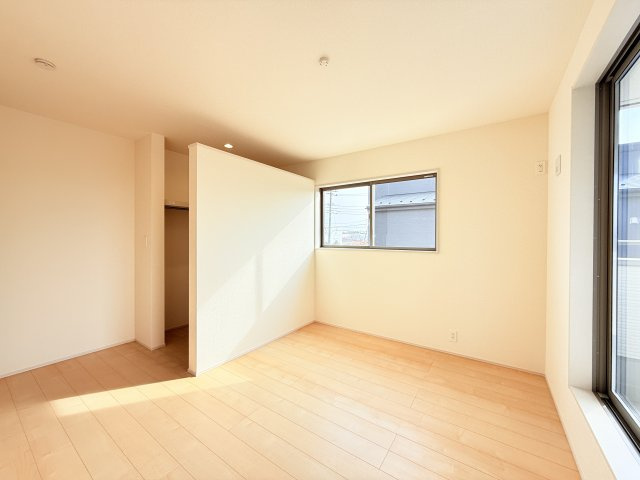 小美玉市上玉里第2　新築戸建　1号棟の洋室|家具や小物を合わせやすいシンプルデザイン♪
広さや日当たりなど、写真では伝えきれない部分を現地で確認してみませんか？