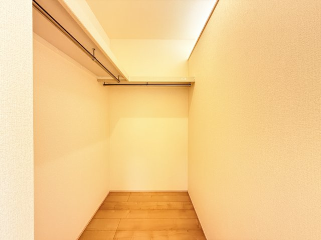 小美玉市上玉里第2　新築戸建　1号棟の収納|普段使いのお洋服や小物はもちろん、季節物のお洋服などもしっかりと整理整頓おしまい頂けます。居室空間をより広く隅々までお使いいただけますね。