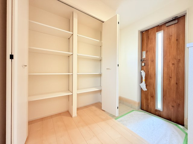 小美玉市上玉里第2　新築戸建　1号棟の玄関|靴をまとめて保管できるシューズボックス。綺麗に整頓された玄関で来客者を気持ちよく招きませんか？