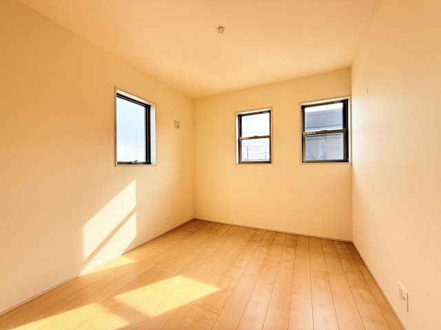 小美玉市上玉里第2　新築戸建　1号棟の洋室|家具や小物を合わせやすいシンプルデザイン♪
広さや日当たりなど、写真では伝えきれない部分を現地で確認してみませんか？