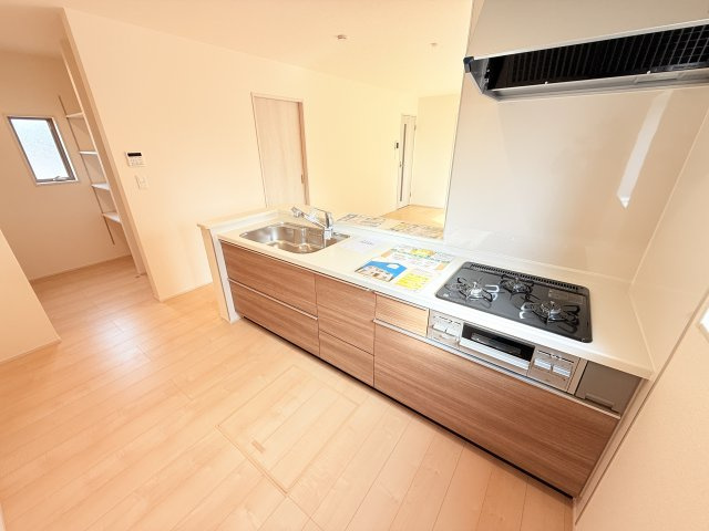 小美玉市上玉里第2　新築戸建　1号棟のキッチン|家族とのコミュニケーションや小さいお子さんの様子を見守りながら安心して料理ができます。洗練されたスタイリッシュなデザインと使い勝手を追求した設備、豊富な収納力も大満足です。