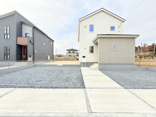 小美玉市上玉里第2　新築戸建　1号棟の駐車場|カースペース並列4台可能♪庭付き！