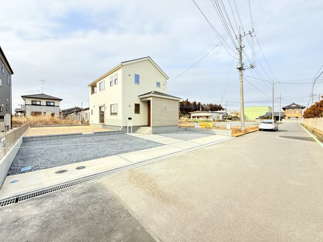 小美玉市上玉里第2　新築戸建　1号棟の前面道路含む現地写真|実際に現地で周辺環境や街並み、近隣のスーパーや通学路の安全性、病院、公園・・・など生活のイメージをご確認ください！