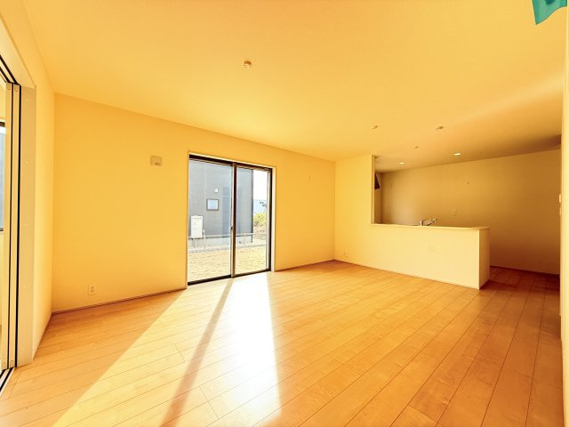 小美玉市上玉里第2　新築戸建　1号棟の居間・リビング|広々とした16帖ＬＤＫ♪
家具を置いても窮屈感を感じず過ごせます。