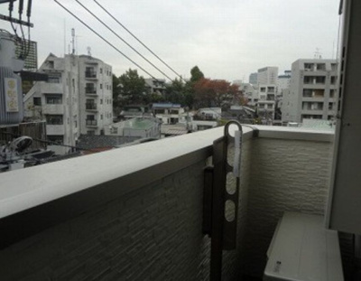 【バルコニー】 | クアルティエーレ四ツ谷 | 外からの目が気にならないバルコニーで洗濯物が干せます