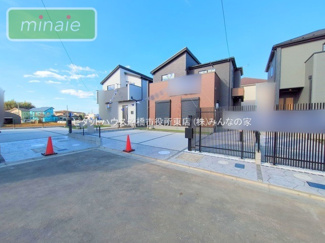 【外観】 | 保育園9分　小学校11分　南東6m道路　三咲全11区画　2号棟 | 販売現地