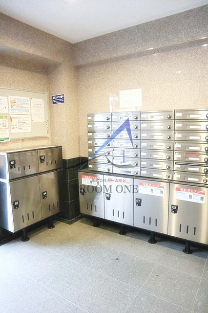 アヴニールのその他共用部分|集合ポストと宅配ボックスです。