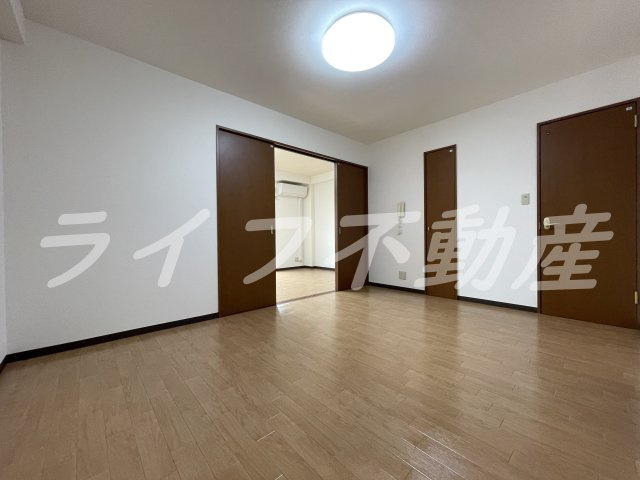 ブランチ613の居間・リビング|こちらのリビングで趣味の時間をお楽しみください