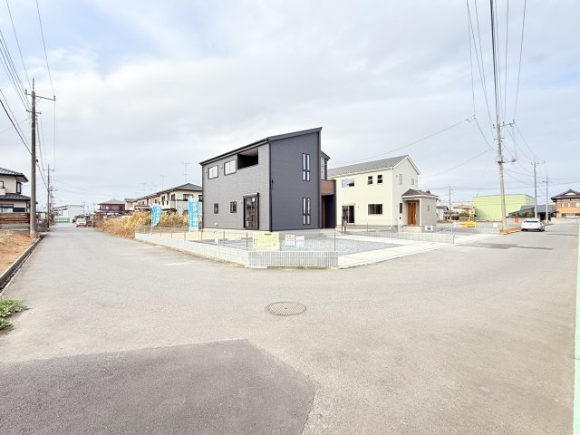 小美玉市上玉里第2　新築戸建　2号棟の前面道路含む現地写真|実際に現地で周辺環境や街並み、近隣のスーパーや通学路の安全性、病院、公園・・・など生活のイメージをご確認ください！