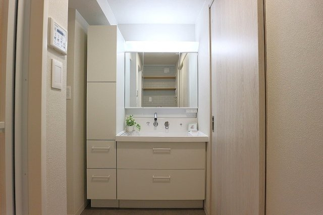 今津浜パークタウン16号棟の独立洗面台|鏡裏と洗面台下にも収納があり、日用品やスキンケア用品などもたくさんしまえてすっきりとした空間を保つことができます。