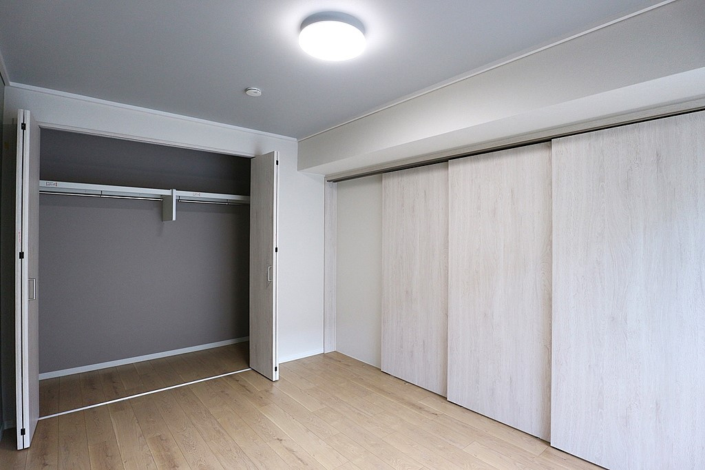 今津浜パークタウン16号棟の洋室|-洋室6.0帖-
収納庫内には枕棚とハンガーレールを配置しています。