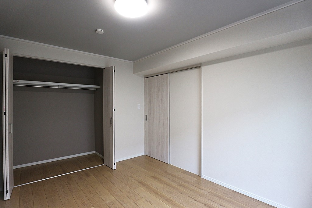 今津浜パークタウン16号棟の洋室|-洋室6.0帖-
収納庫内には枕棚とハンガーレールを配置しています