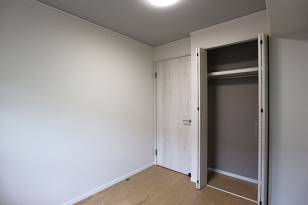 今津浜パークタウン16号棟の洋室|-洋室3.5帖-
収納庫内には枕棚とハンガーレールを配置しています。 限られた収納スペースでもすっきりと片付けることが出来ます。