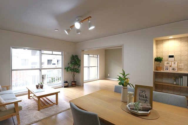 今津浜パークタウン16号棟の居間・リビング|室内にたっぷりと自然光を取り入れてくれ、
心地よくお過ごしいただける空間に仕上がりました。