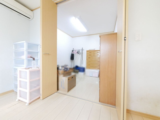 【玄関】 | 甲斐市篠原 平成20年築・オール電化中古戸建 大型吹抜・バルコニー | 1階　洋室8帖付の4.5帖のウォークインクローゼット