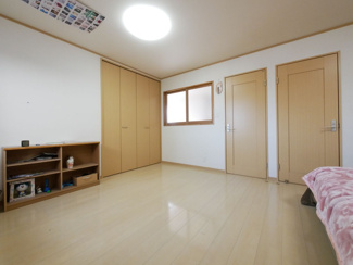 【洋室】 | 甲斐市篠原 平成20年築・オール電化中古戸建 大型吹抜・バルコニー | 2階　洋室12帖　ツードアワンルームで分割も容易　それぞれのお部屋に出入口・収納確保