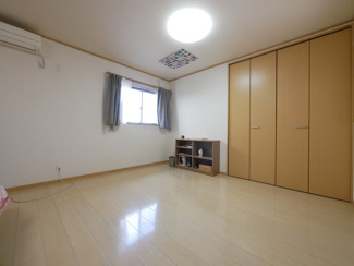 【洋室】 | 甲斐市篠原 平成20年築・オール電化中古戸建 大型吹抜・バルコニー | 2階　洋室12帖　エアコンは全部で3台付き