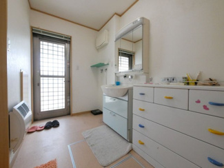 【洗面所】 | 甲斐市篠原 平成20年築・オール電化中古戸建 大型吹抜・バルコニー | 電動間仕切り付きの洗面室　洗面室暖房機付き