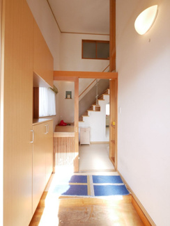 【玄関】 | 甲斐市篠原 平成20年築・オール電化中古戸建 大型吹抜・バルコニー | 玄関上部も吹き抜けです。