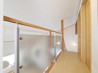 【その他】 | 甲斐市篠原 平成20年築・オール電化中古戸建 大型吹抜・バルコニー | 2階廊下　お洒落な半透明手摺