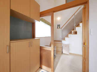 【玄関】 | 甲斐市篠原 平成20年築・オール電化中古戸建 大型吹抜・バルコニー | 大型シューズボックス付きの玄関