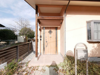 【玄関】 | 甲斐市篠原 平成20年築・オール電化中古戸建 大型吹抜・バルコニー | 天然木でデザインされた玄関
