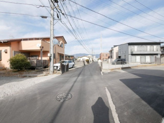 【前面道路含む現地写真】 | 甲斐市篠原 平成20年築・オール電化中古戸建 大型吹抜・バルコニー | 南東前面道路