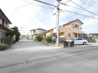 【前面道路含む現地写真】 | 甲斐市篠原 平成20年築・オール電化中古戸建 大型吹抜・バルコニー | 南東・南西の角地要素有り