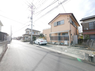 【前面道路含む現地写真】 | 甲斐市篠原 平成20年築・オール電化中古戸建 大型吹抜・バルコニー | 道路から建物を望む　洗面室直結の御勝手口あり　外部物置も付いてきます。