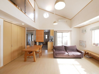 【居間・リビング】 | 甲斐市篠原 平成20年築・オール電化中古戸建 大型吹抜・バルコニー | 24.5帖+吹き抜けで開放感のあるリビング　とても明るいリビングです。