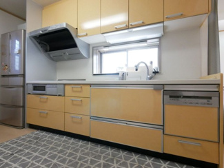 【キッチン】 | 甲斐市篠原 平成20年築・オール電化中古戸建 大型吹抜・バルコニー | 食器洗い乾燥機付きのキッチン　キッチン背面大型キャビネット付き