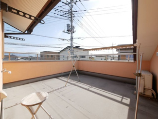 【バルコニー】 | 甲斐市篠原 平成20年築・オール電化中古戸建 大型吹抜・バルコニー | 広々バルコニーは日当たりも良好です。