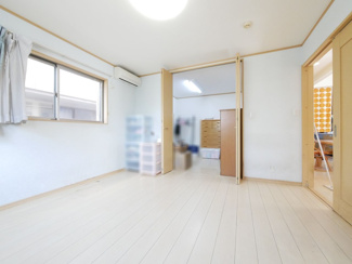 【洋室】 | 甲斐市篠原 平成20年築・オール電化中古戸建 大型吹抜・バルコニー | 1階　洋室8帖　4.5帖のウォークインクローゼット付き