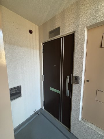 京王山田マンションＢ棟２０６の玄関