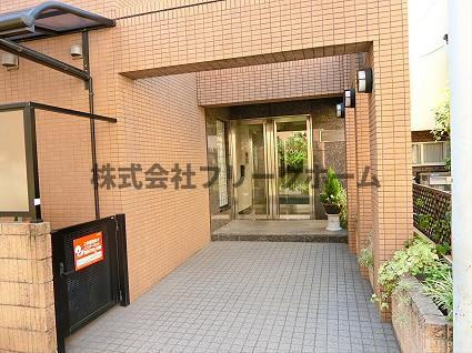 武蔵野市中町２丁目の賃貸マンションのエントランス