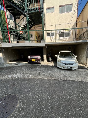 一王山マンションの駐車場