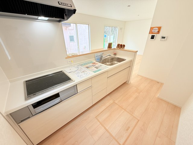 つくば市自由ケ丘第10　新築戸建て　1号棟のキッチン|家族とのコミュニケーションや小さいお子さんの様子を見守りながら安心して料理ができます。洗練されたスタイリッシュなデザインと使い勝手を追求した設備、豊富な収納力も大満足です。