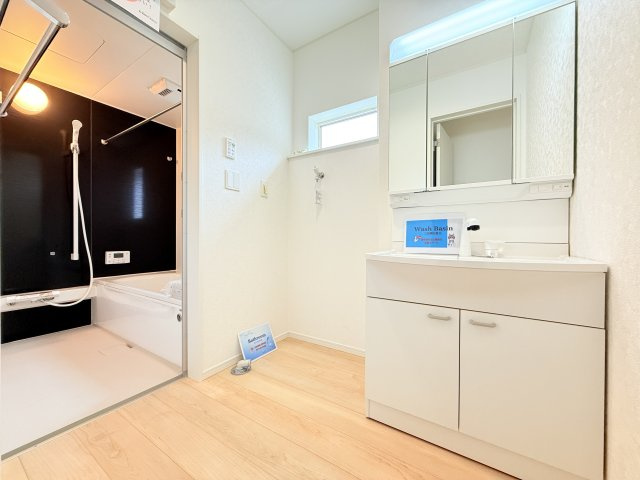 つくば市自由ケ丘第10　新築戸建て　1号棟の独立洗面台|収納力と機能性に優れたお手入れラクラクのゆったりとした洗面台で、朝の忙しい時間でも身支度準備がスムーズです。