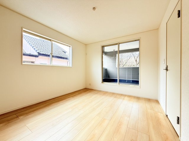 つくば市自由ケ丘第10　新築戸建て　1号棟の洋室|家具や小物を合わせやすいシンプルデザイン♪
広さや日当たりなど、写真では伝えきれない部分を現地で確認してみませんか？