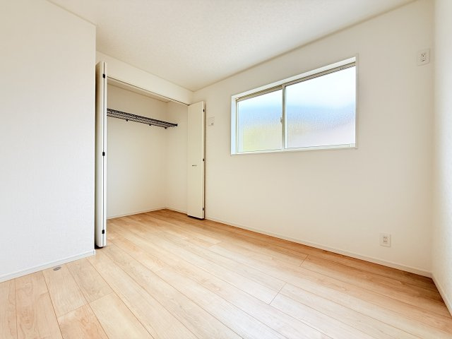 つくば市自由ケ丘第10　新築戸建て　1号棟の洋室|家具や小物を合わせやすいシンプルデザイン♪
広さや日当たりなど、写真では伝えきれない部分を現地で確認してみませんか？