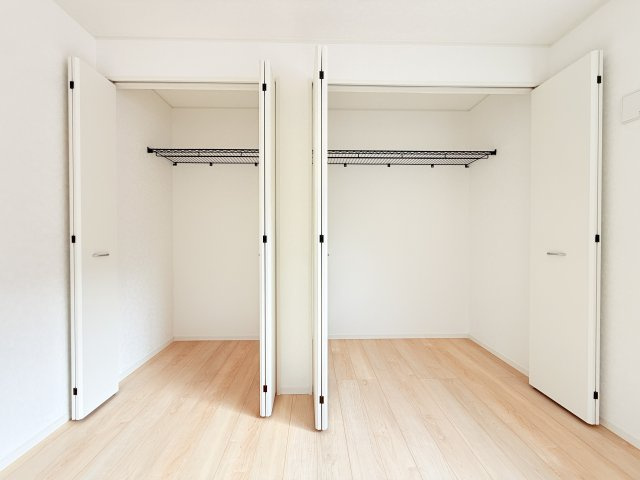 つくば市自由ケ丘第10　新築戸建て　1号棟の収納|普段使いのお洋服や小物はもちろん、季節物のお洋服などもしっかりと整理整頓おしまい頂けます。居室空間をより広く隅々までお使いいただけますね。