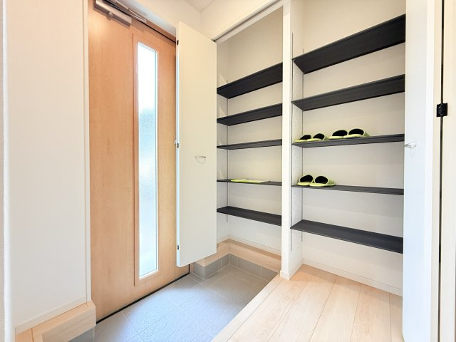 つくば市自由ケ丘第10　新築戸建て　1号棟の玄関|気持ちの良い一日の始まりは笑顔でスタートしたいですよね。玄関ホールがスッキリ広々としていると帰る時も出ていく時も気持ちが良いものです！