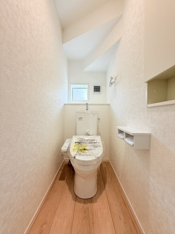 つくば市自由ケ丘第10　新築戸建て　1号棟のトイレ|サッとひと拭きで汚れがつるんと落ちるシャワートイレ。温便座なので１年中快適に使えます。