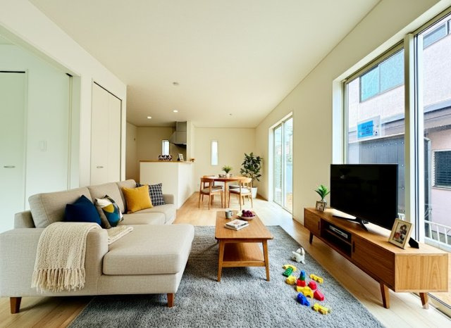 つくば市自由ケ丘第10　新築戸建て　1号棟の居間・リビング|広々とした17帖ＬＤＫ♪
家具を置いても窮屈感を感じず過ごせます。
※家具はイメージです。