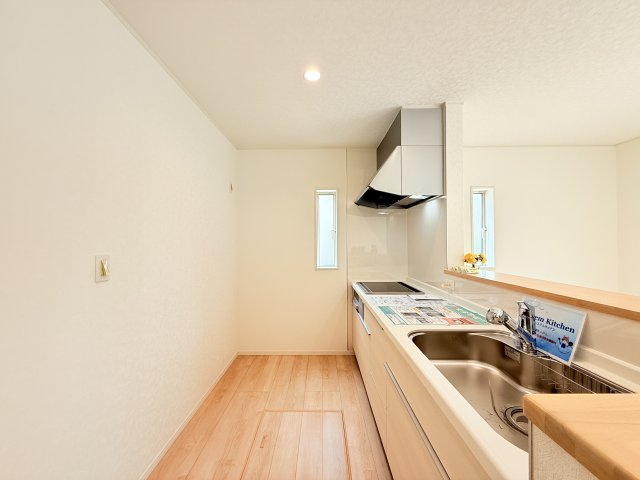 つくば市自由ケ丘第10　新築戸建て　1号棟のキッチン|家族とのコミュニケーションや小さいお子さんの様子を見守りながら安心して料理ができます。洗練されたスタイリッシュなデザインと使い勝手を追求した設備、豊富な収納力も大満足です。